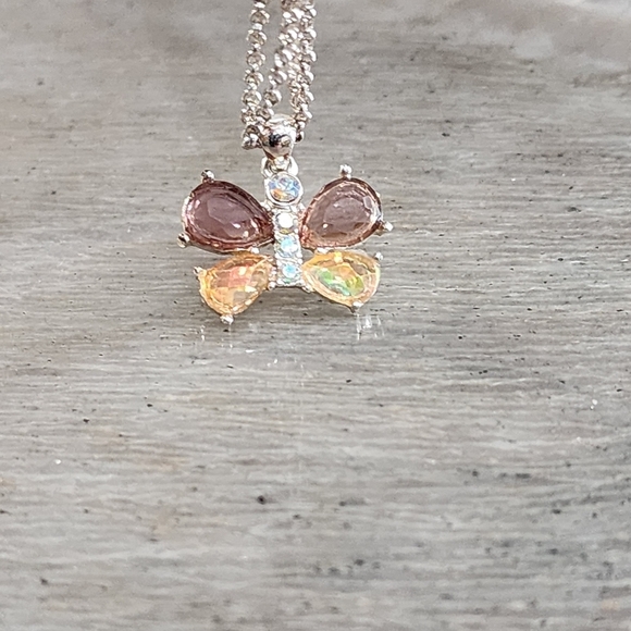 Avon Signed NR Crystal Butterfly Pendant Necklace Silver Tone Green Gold Moth - Picture 3 of 8